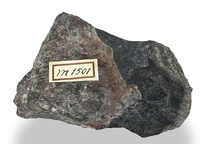 M 01501
<br/>
ader van massieve Pekblende in graniet-pegmatiet tot- apliet
<br/>
<em></em>